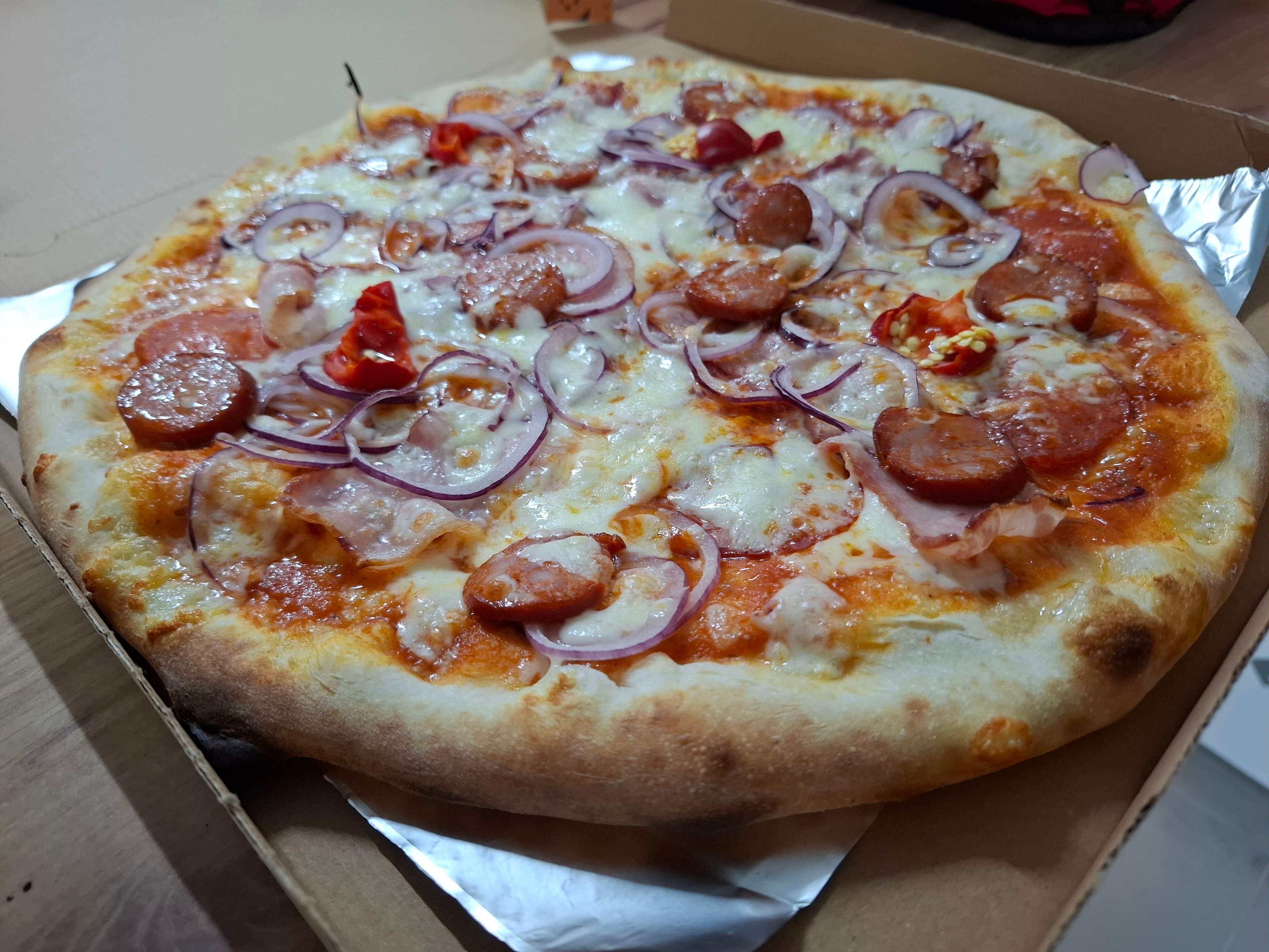 Monster Pizza - pikantná pizza s klobásou a červenou cibuľou v krabici