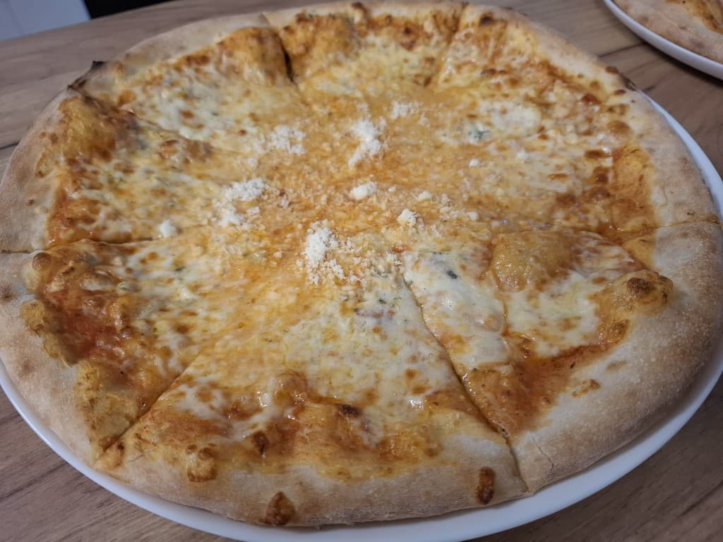 Monster Pizza — Quattro formaggi 33 cm
