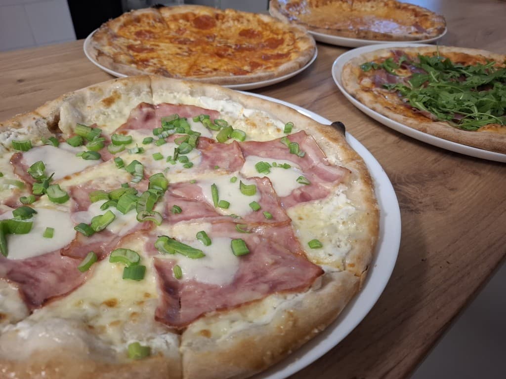 Monster Pizza — štvorica pizze na stole 33 cm